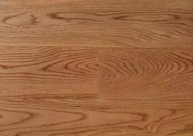 客廳地板鋪實(shí)木、實(shí)木復(fù)合還是強(qiáng)化更值？終于撬開老木工的嘴！