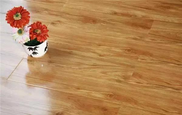 客廳地板鋪實(shí)木、實(shí)木復(fù)合還是強(qiáng)化更值？終于撬開老木工的嘴！